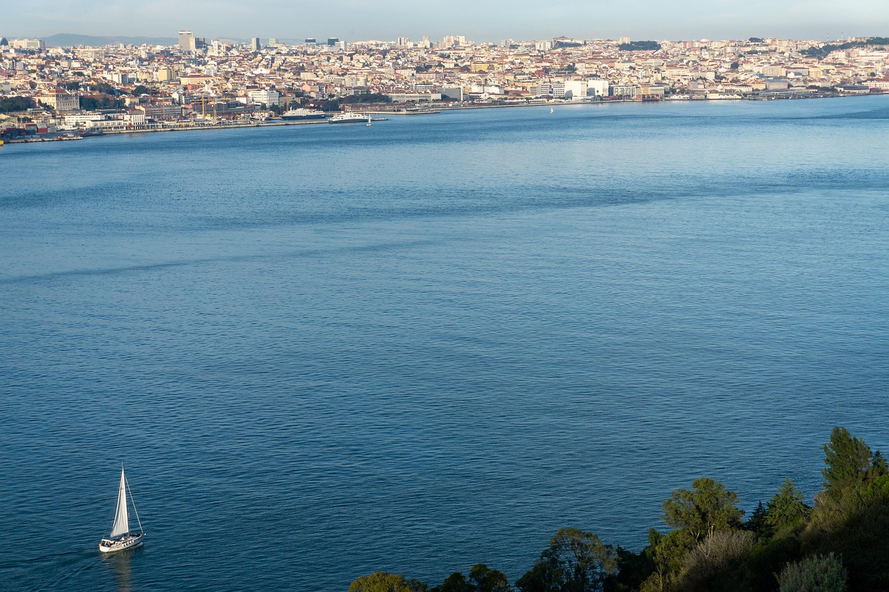 Descubre Portugal, uno de los países más encantadores de Europa. Playas, ciudades históricas, gastronomía deliciosa y cultura única para disfrutar de unas vacaciones inolvidables en 2025.